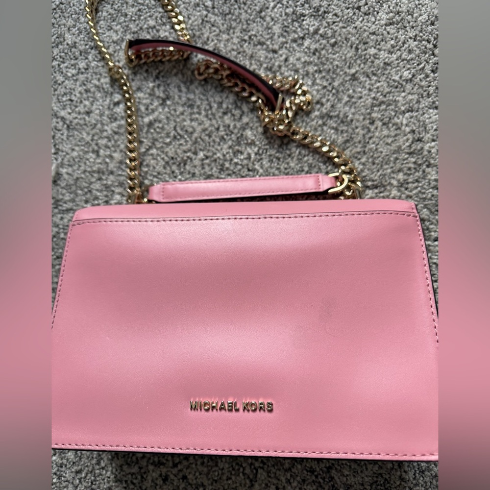 Michael Kors Pink Crossbody Bag with Gold Chain - Picture 2 of 11
